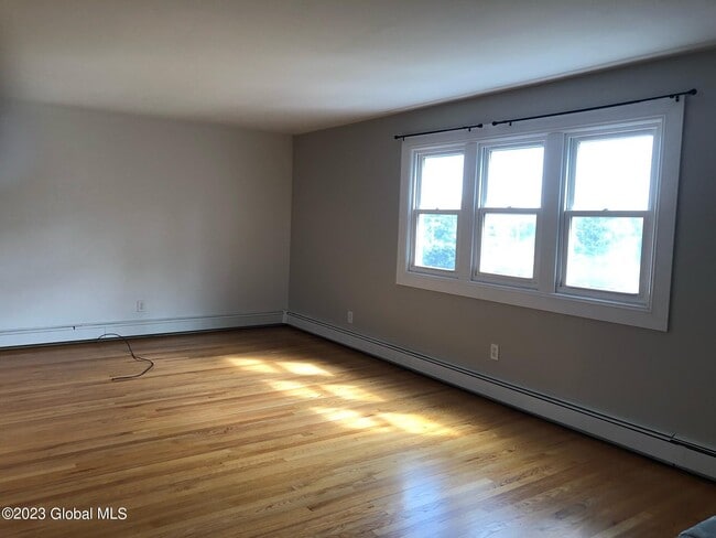 Building Photo - 121 Maple Ave