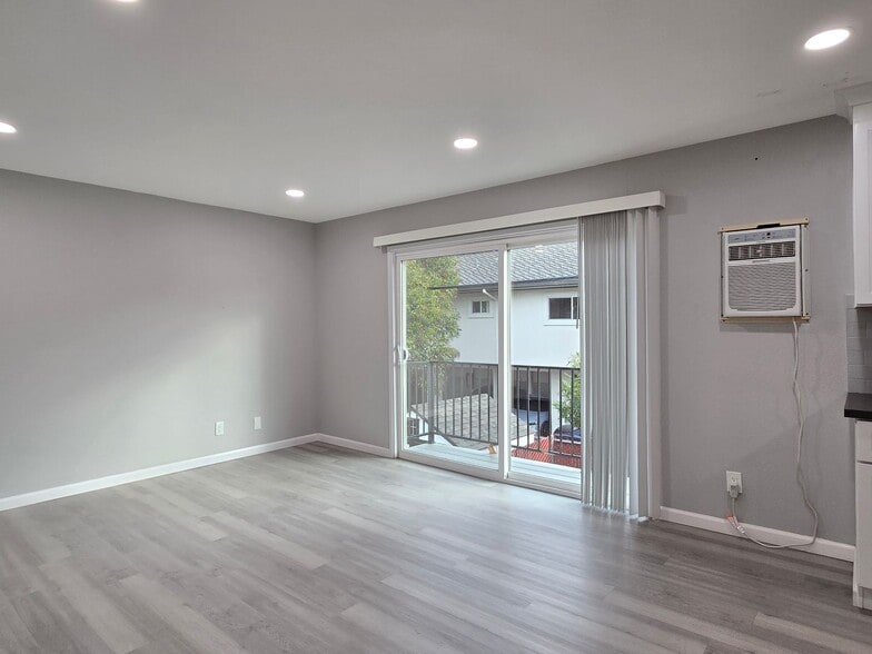 Building Photo - 3756-3762 Poinciana Dr