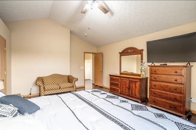 Building Photo - 5865 Summerlawn Dr
