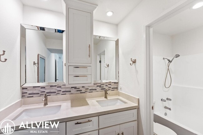 Building Photo - Beautifully Upgraded 2 Bed, 2 Bath + Den W...