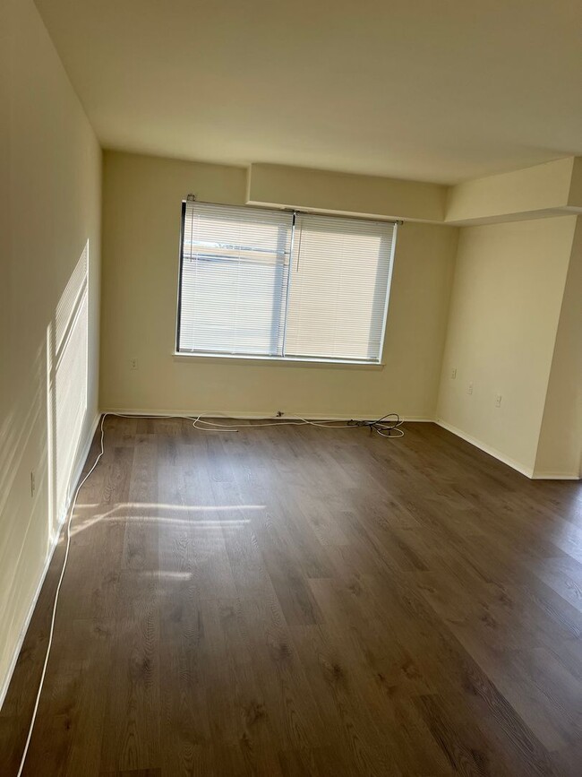 Building Photo - Country Club 1 Bedroom Condo