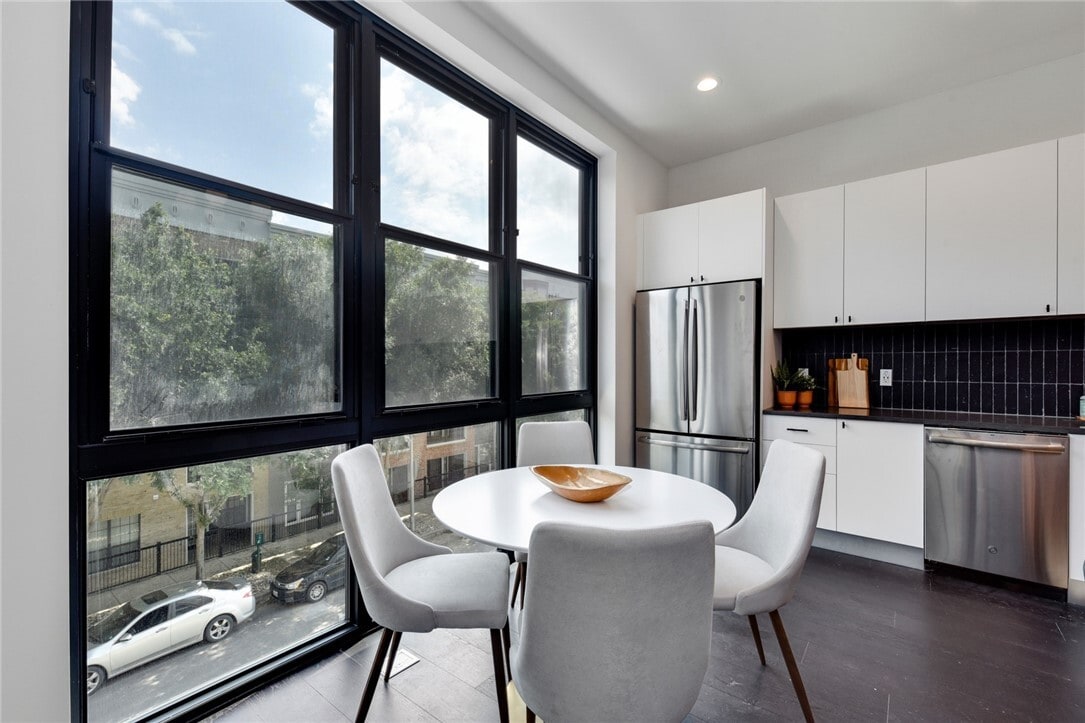 Building Photo - 800 Embassy Dr