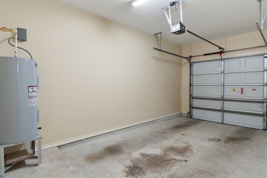 Building Photo - 722 Wellington Ave