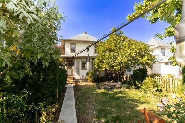 Building Photo - 2384 Glenmawr Ave