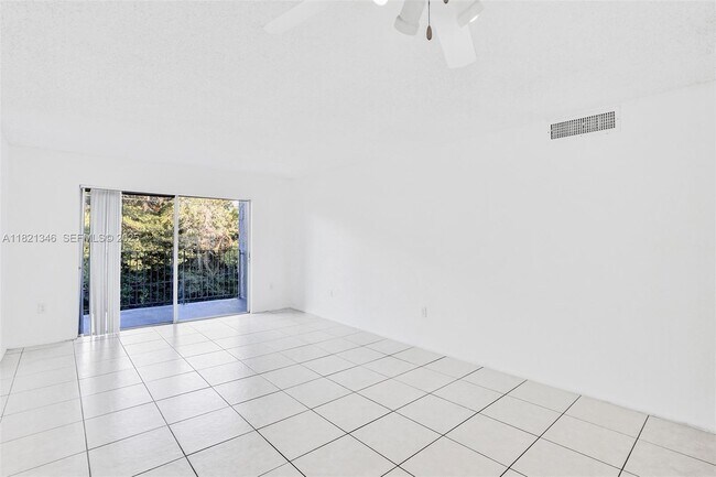 Building Photo - 1595 NE 135th St