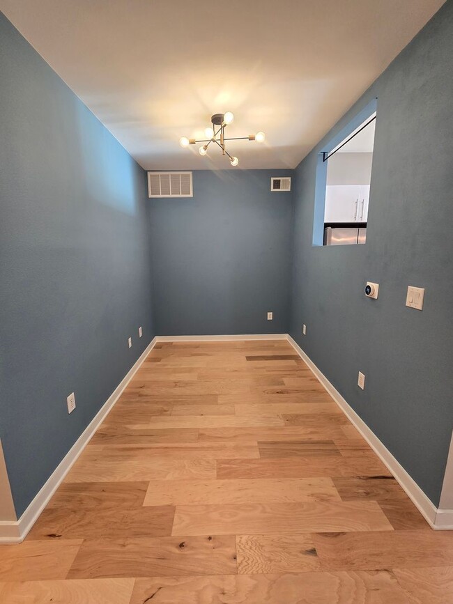 Building Photo - Spacious 2/2 Oak Lawn Condo w/ All Applian...