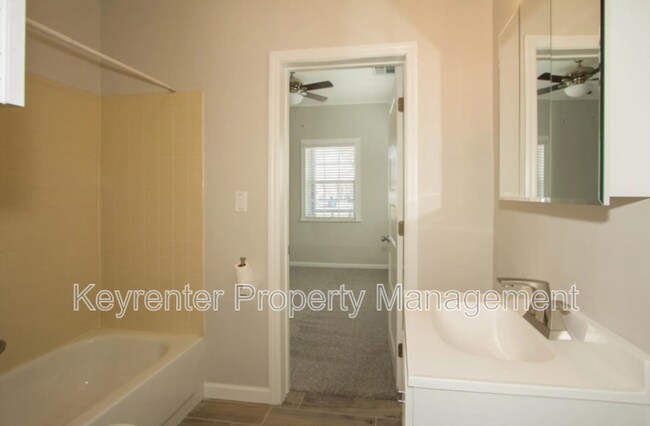 Building Photo - 323 E Will Rogers Blvd