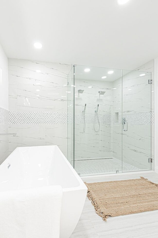 Building Photo - Newly Renovated 3 Bedroom Pool Home in Des...