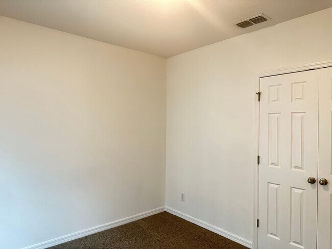Building Photo - 477 Kestrel Dr