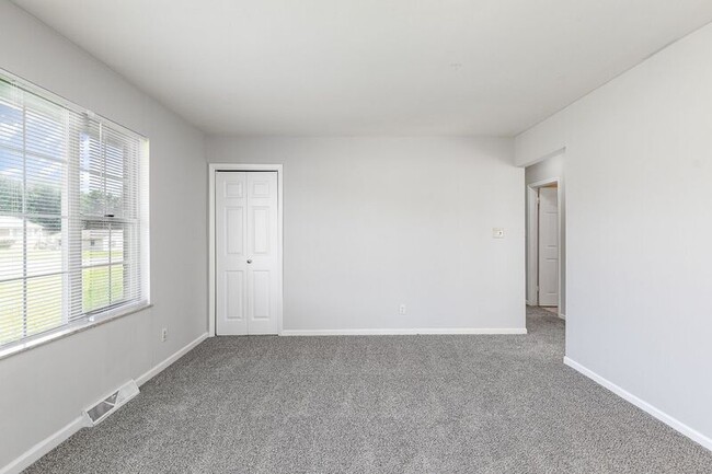 Building Photo - 1824 Meadow Dr