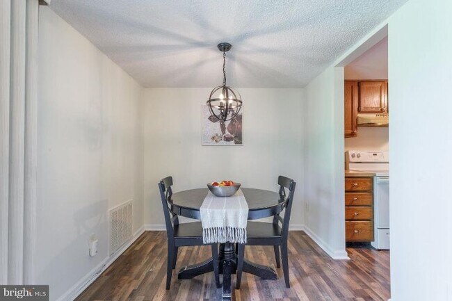 Building Photo - 22 Hermitage Dr