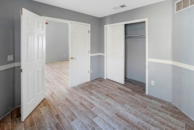 Building Photo - 4663 S Valley Rd