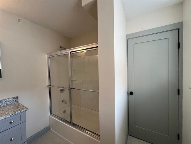 Building Photo - 160 Seabury St