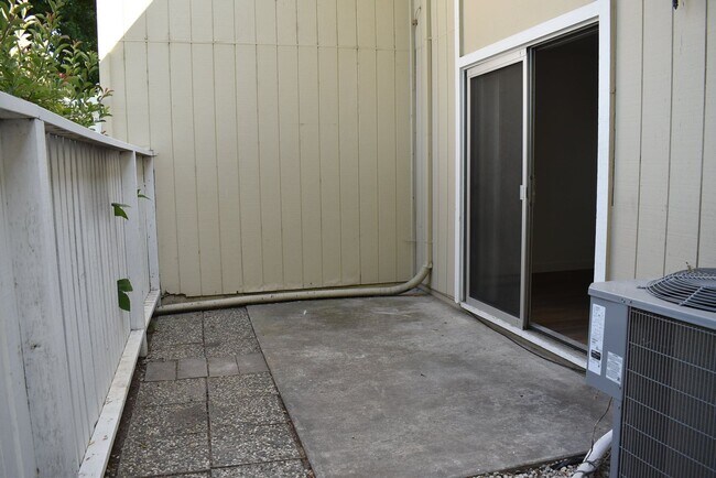 Building Photo - Freshly updated condo unit with a communit...
