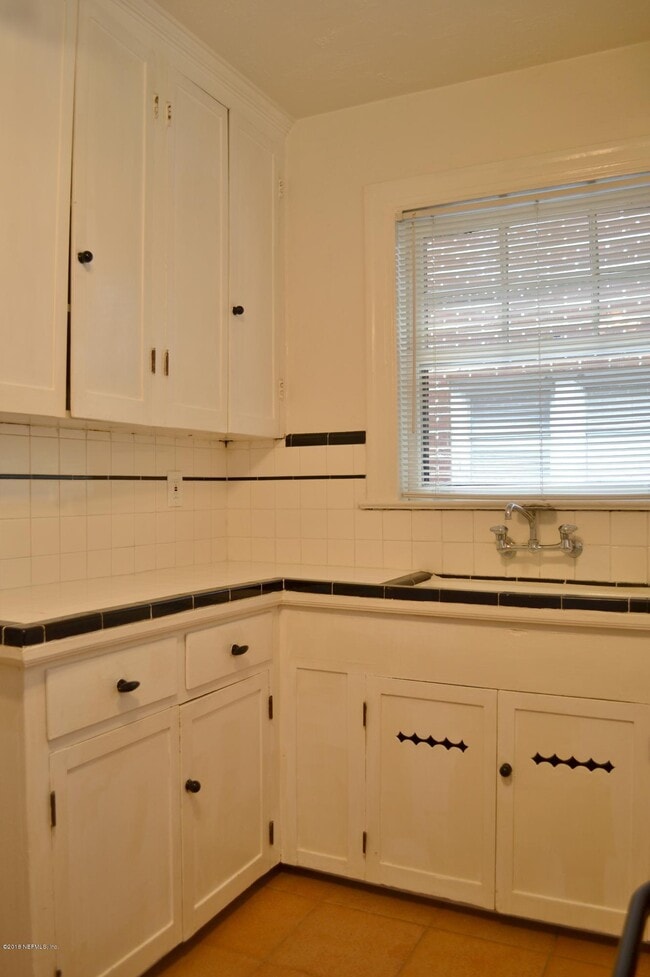 Building Photo - 2559 Dellwood Ave