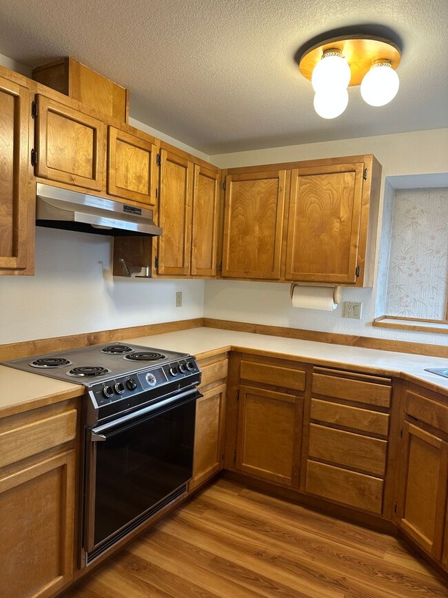 Building Photo - Updated SW Bend Home with Large Backyard!