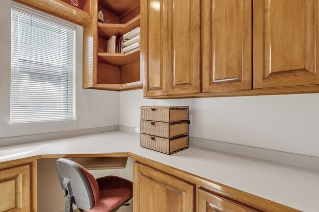 Building Photo - Charming 2 Bed, 2 Bath Rental with Lagoon Views in Sun City!
