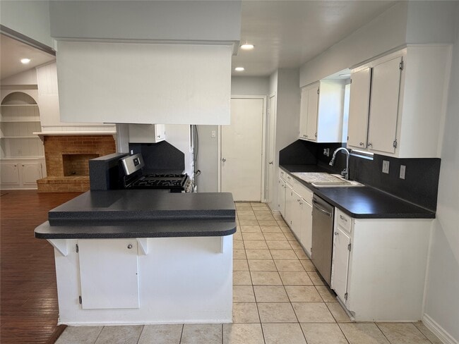 Building Photo - 1014 Robinson St