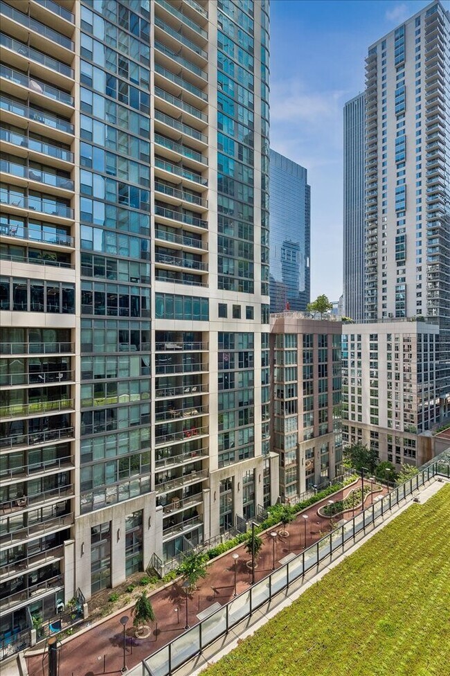 Building Photo - 420 E Waterside Dr