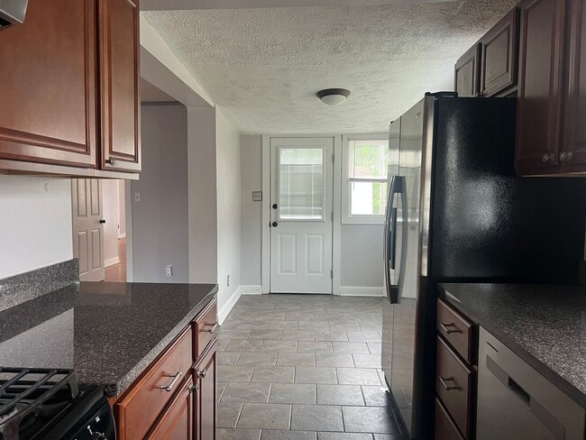 Building Photo - 3 bed 2 full bath -one level house in Jone...