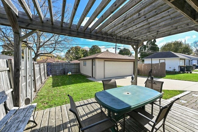 Building Photo - 2450 S 95th St