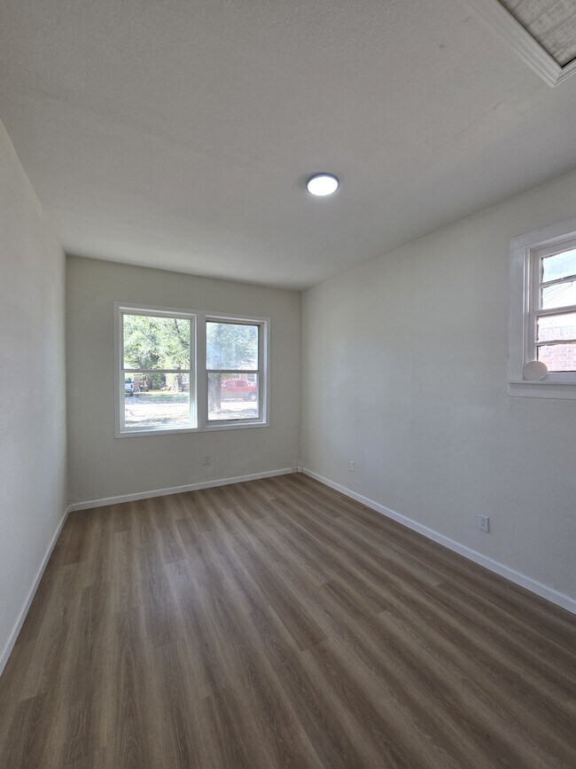 Building Photo - 1018 N Volutsia