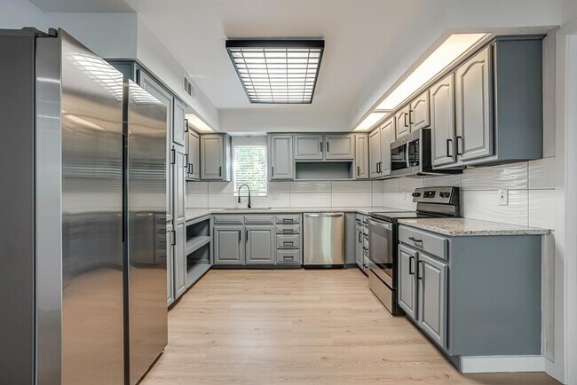 Building Photo - 568 W Quill Dr