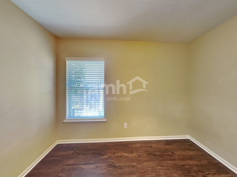 Building Photo - 15919 Sonoma Park Dr