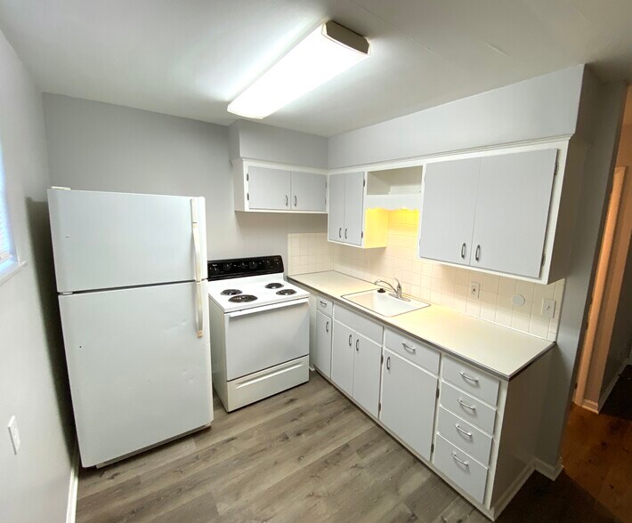 Building Photo - 204 S Souder Ave