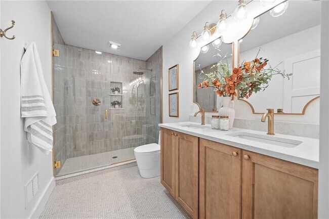 Building Photo - Fully renovated gem close to everything Pittsburgh offers!