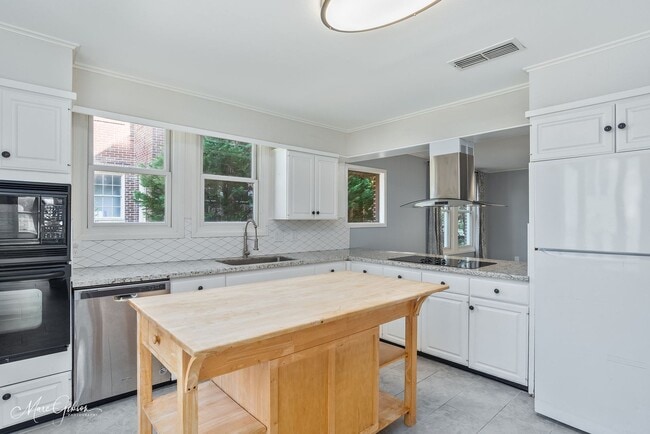 Building Photo - Beautiful 3 Bed 3 Bath