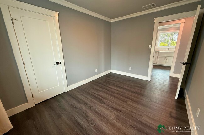 Building Photo - 424 Manor Dr