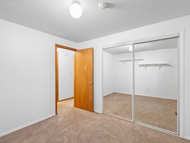 Building Photo - 1107 Meadowview Ct