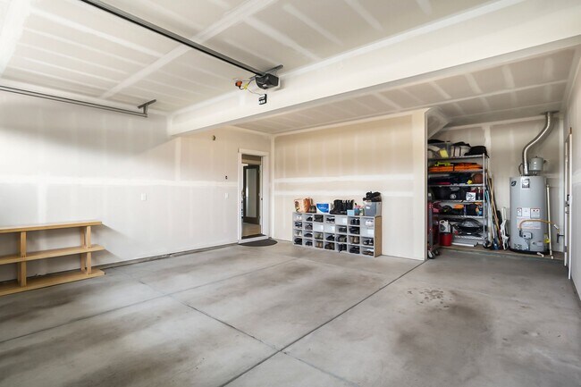 Building Photo - Spacious 4 Bedroom Gem with Private Backya...