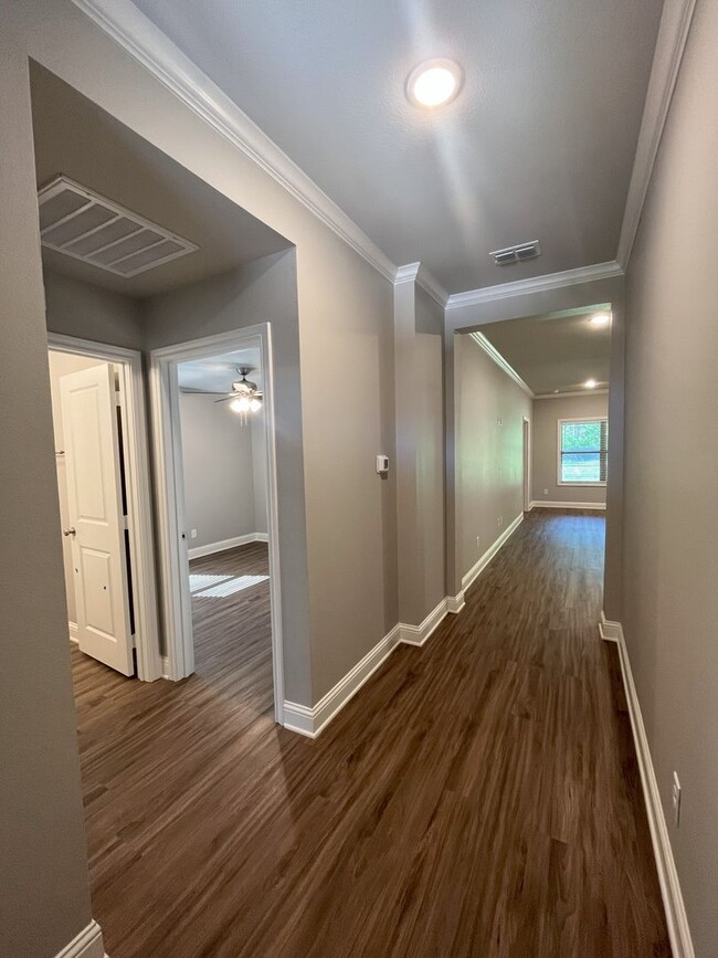 Building Photo - Country Heights #502