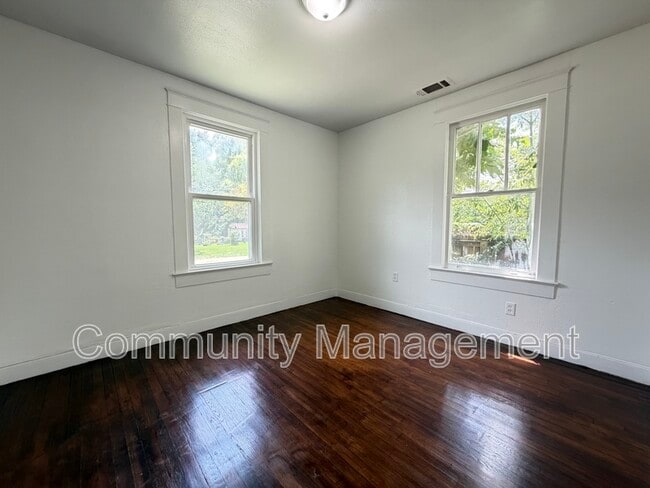 Building Photo - 162 Chatsworth St