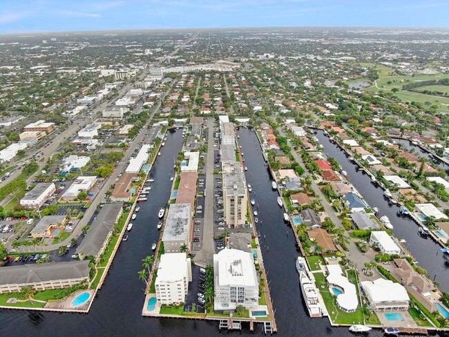 Building Photo - 2881 NE 33rd Ct