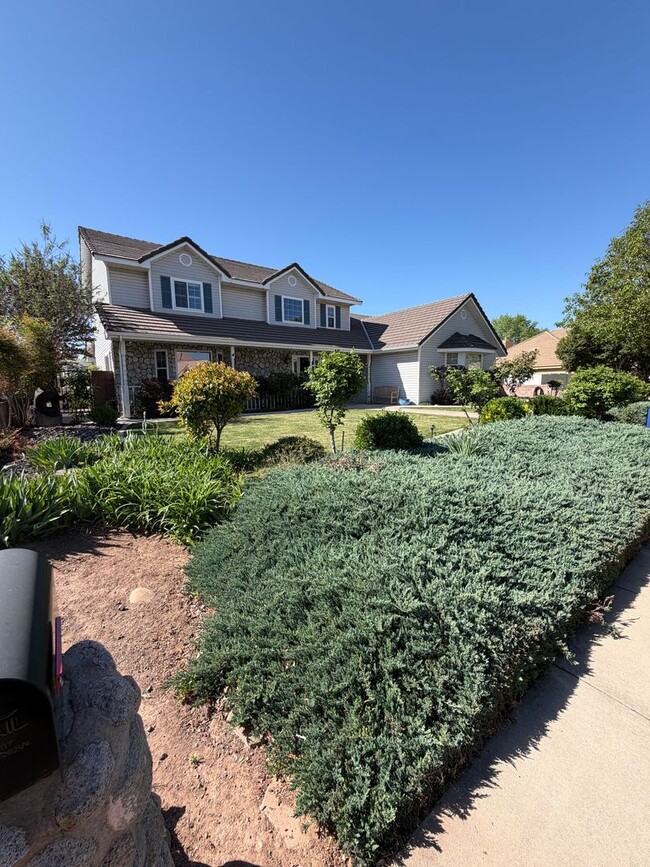 Building Photo - Beautiful 4 bedroom, 3 bathroom Home with a pool!!