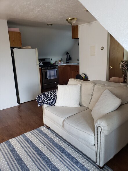 Building Photo - 557 4th St