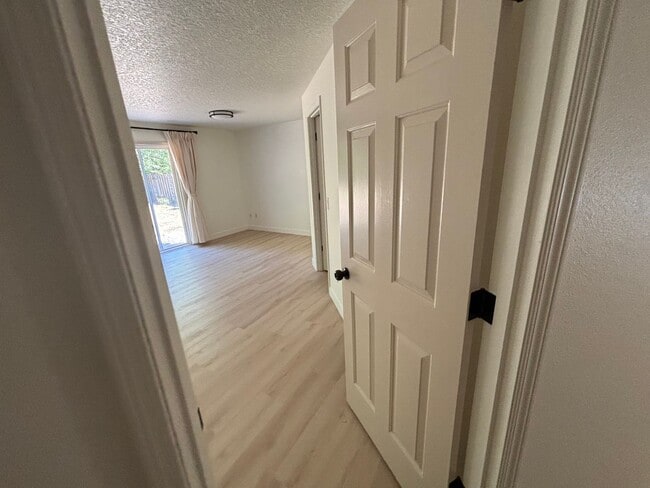 Building Photo - Freshly Updated Troutdale Gem with Enterta...