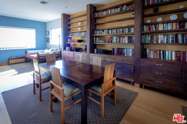 Building Photo - 9203 Robin Dr