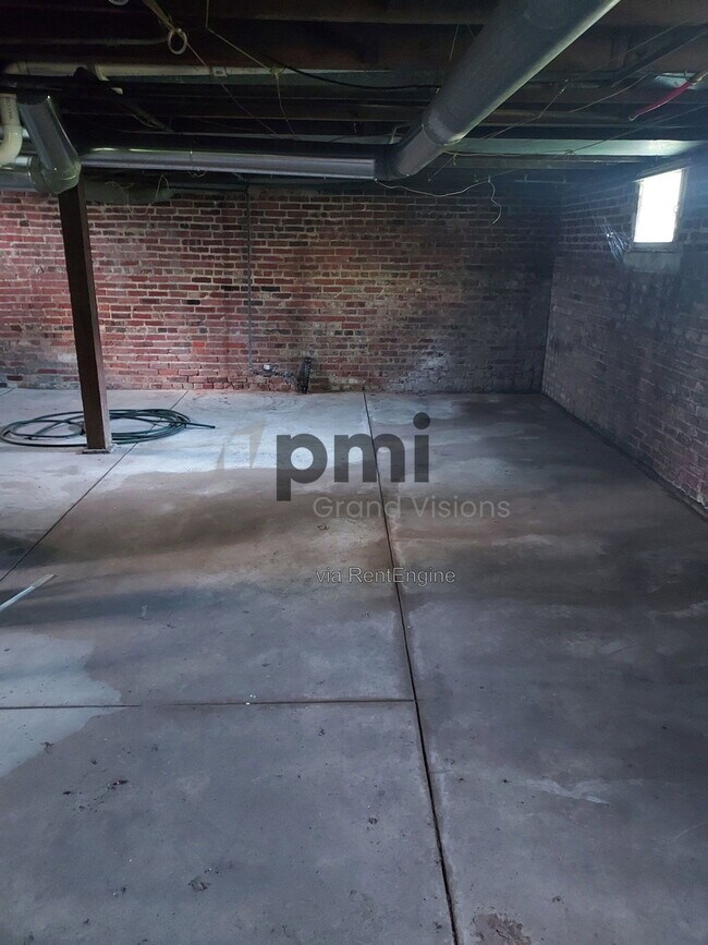 Building Photo - 853 N College St