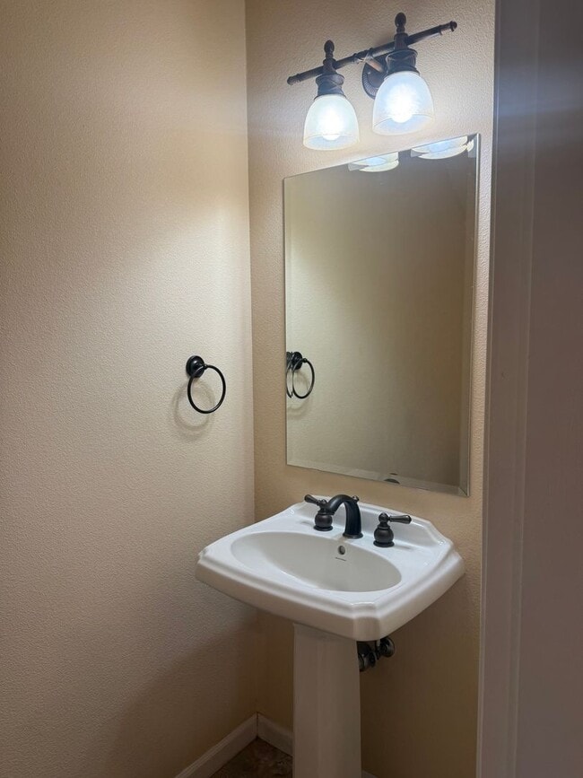 Building Photo - 2BED 2.5 BATH - TOWNHOME IN A QUIET NEIGHBORHOOD