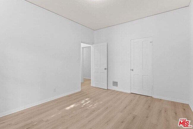 Building Photo - 140 S Camden Dr