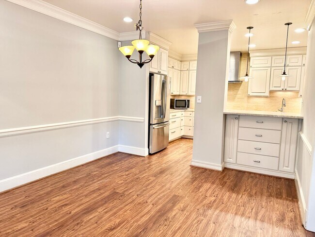 Building Photo - Sutton Place - 3 beds 2.5 baths!  Parking!...
