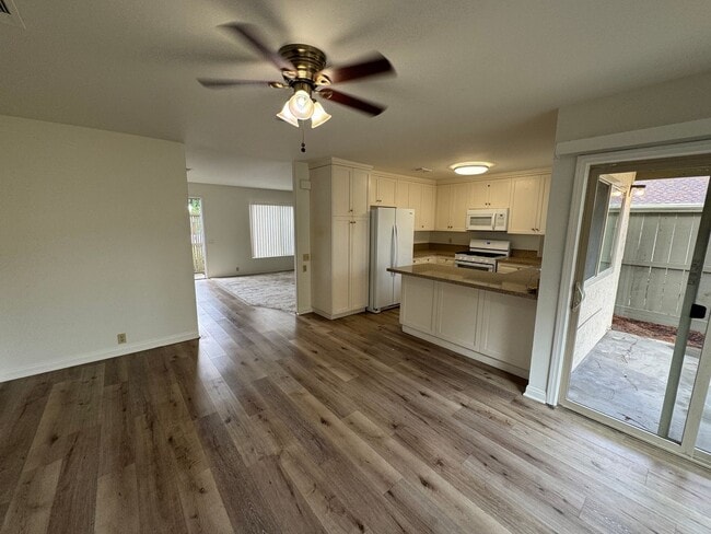 Building Photo - 3 Bedroom, 2 Bath 1374sf Detached condo in Mesa Village 92126.