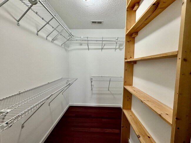 Building Photo - 910 Cantor St