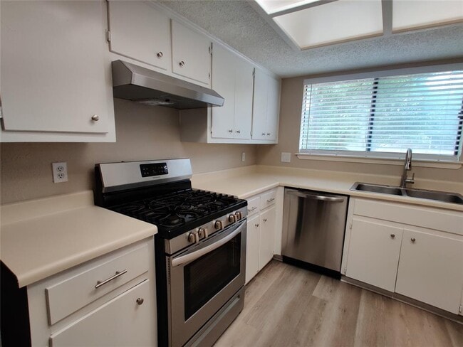 Building Photo - 5103 Summerset Trail