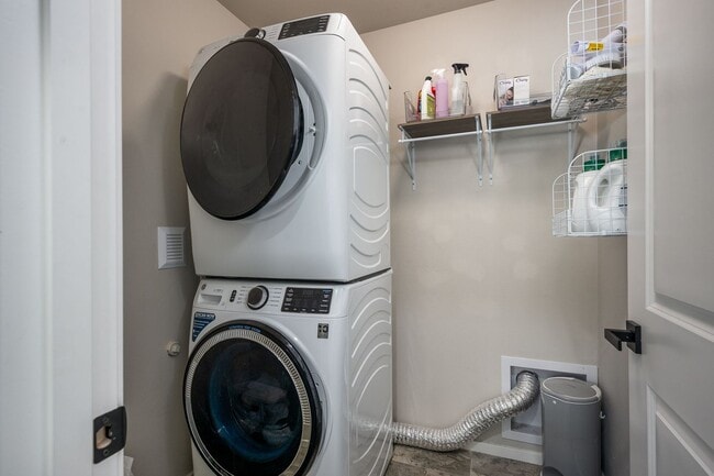 Building Photo - Freshly Updated 3Bed Home: Community Pool ...