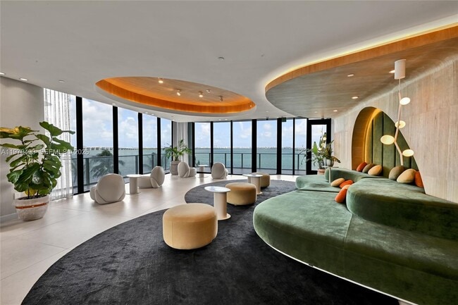 Building Photo - 700 NE 24th St